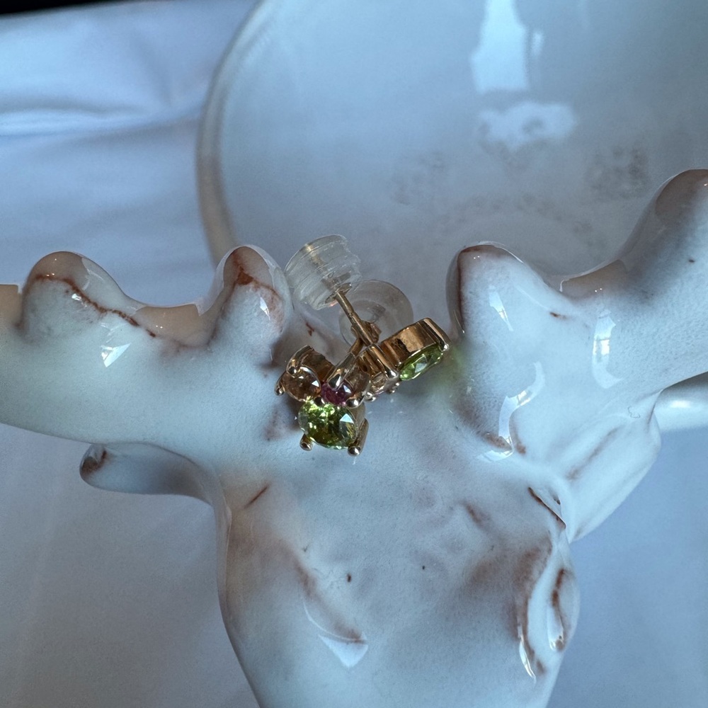 10KYG 3 Cluster Stud Earrings - Picture 3 of 6